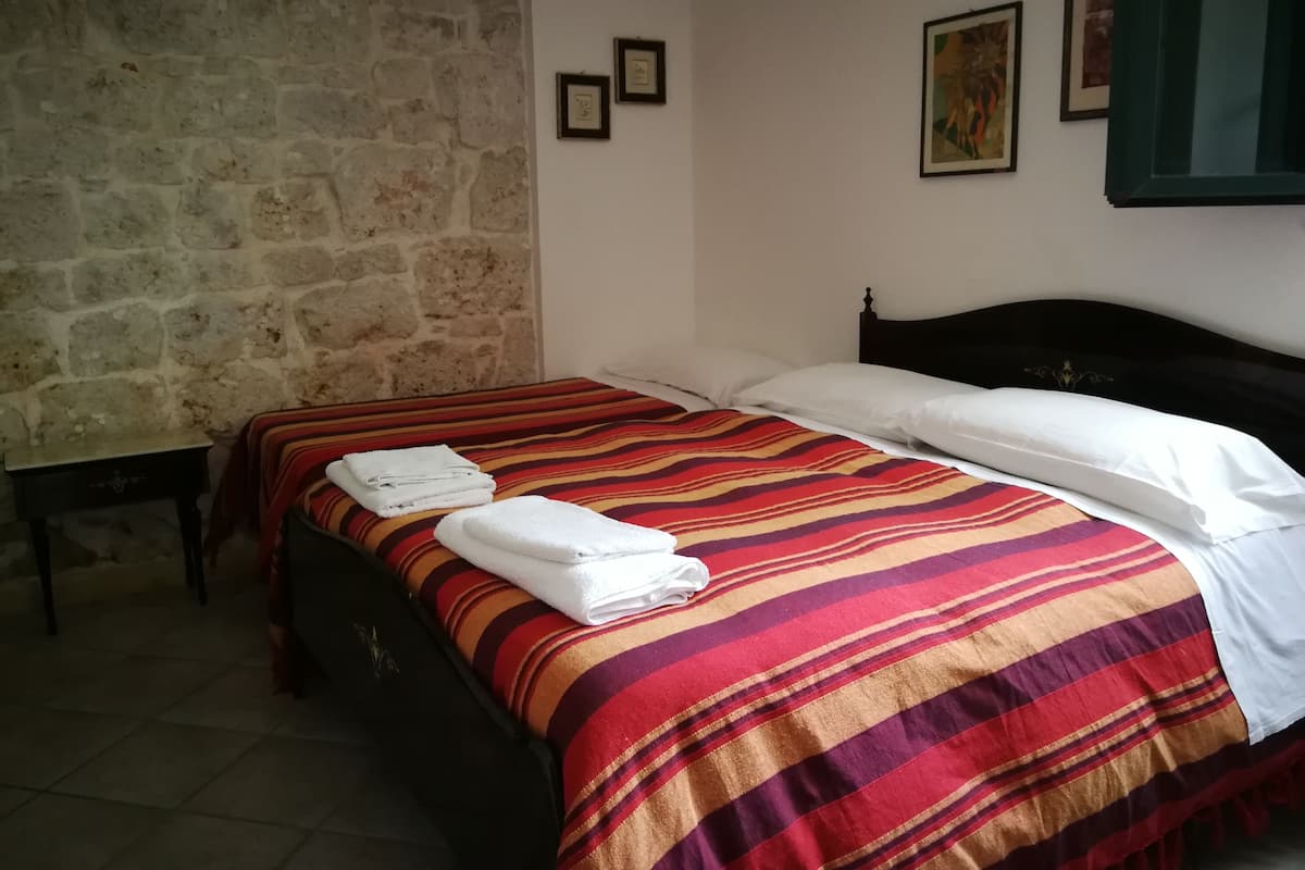 Escritorio, wifi gratis y ropa de cama