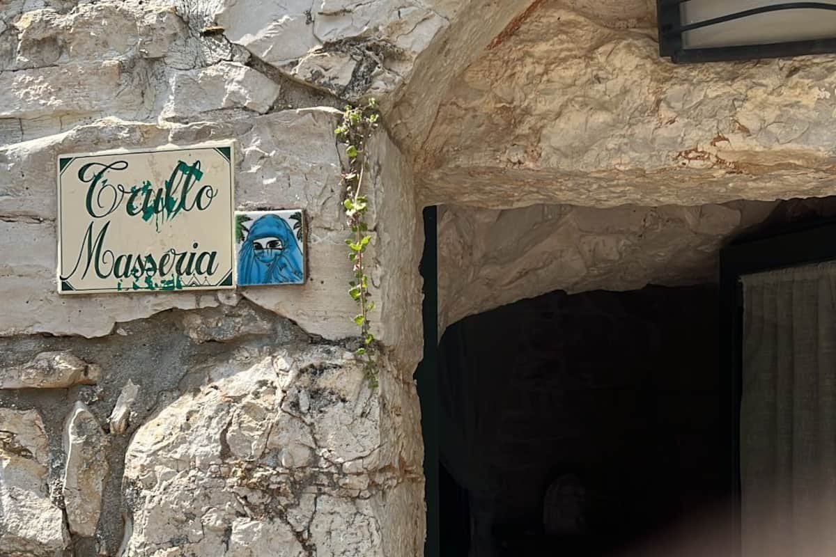 Un muro de piedra con un letrero que dice 'Corteo Museria'.