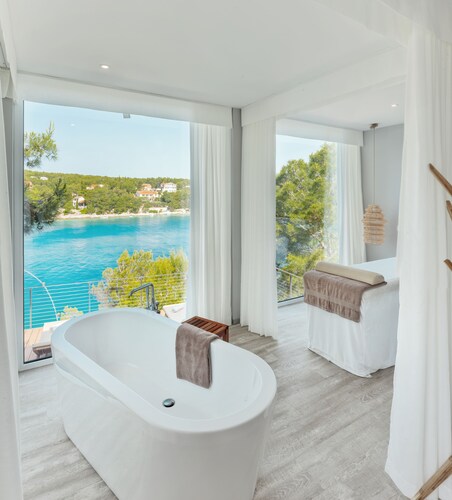 Gava Waterman Milna Resort