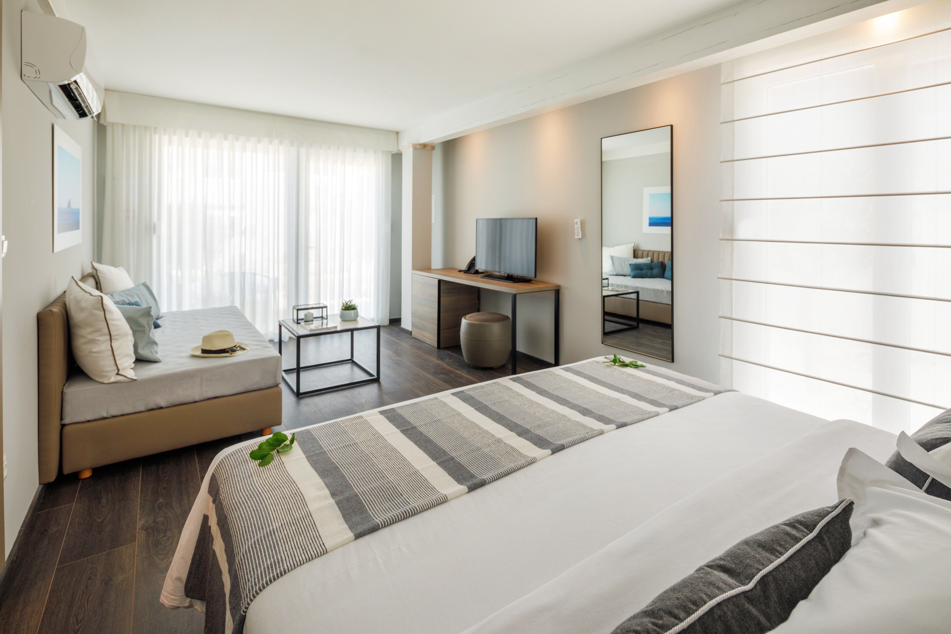 Habitación doble Deluxe, balcón | Caja de seguridad en la habitación, escritorio, cunas y wifi gratis 