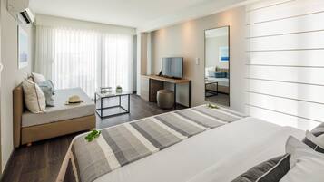Habitación doble Deluxe, balcón | Caja de seguridad en la habitación, escritorio, cunas y wifi gratis