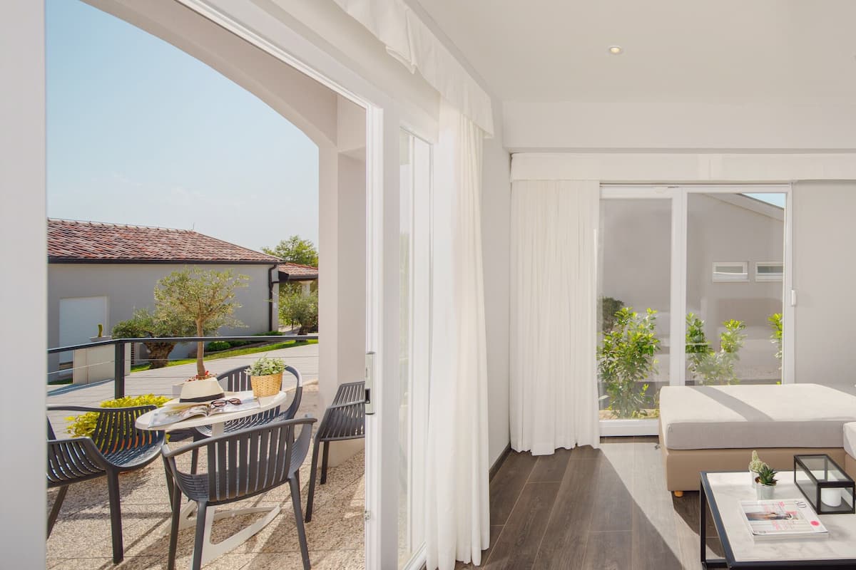 Junior Suite, Balcony | Living area