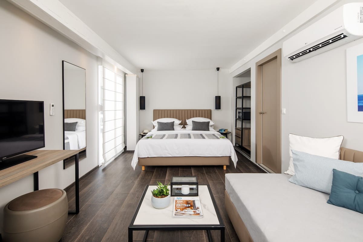 deluxe double room, balcony | in-room safe, desk, cots/infant beds, free wifi