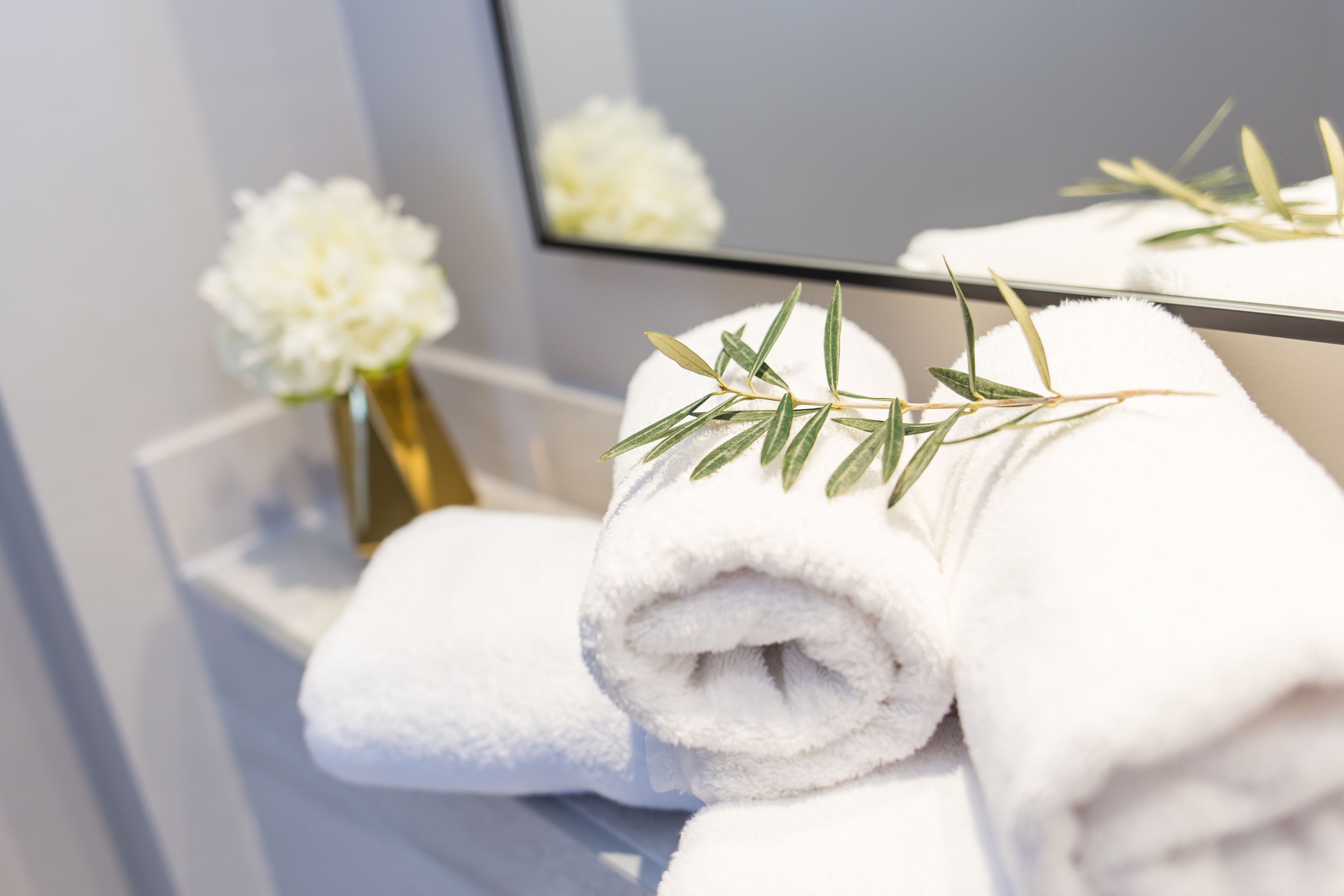 promo junior suite | bathroom | shower, hair dryer, towels