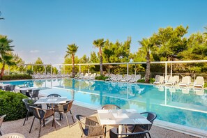 Inomhuspool, 2 utomhuspooler, parasoller och solstolar