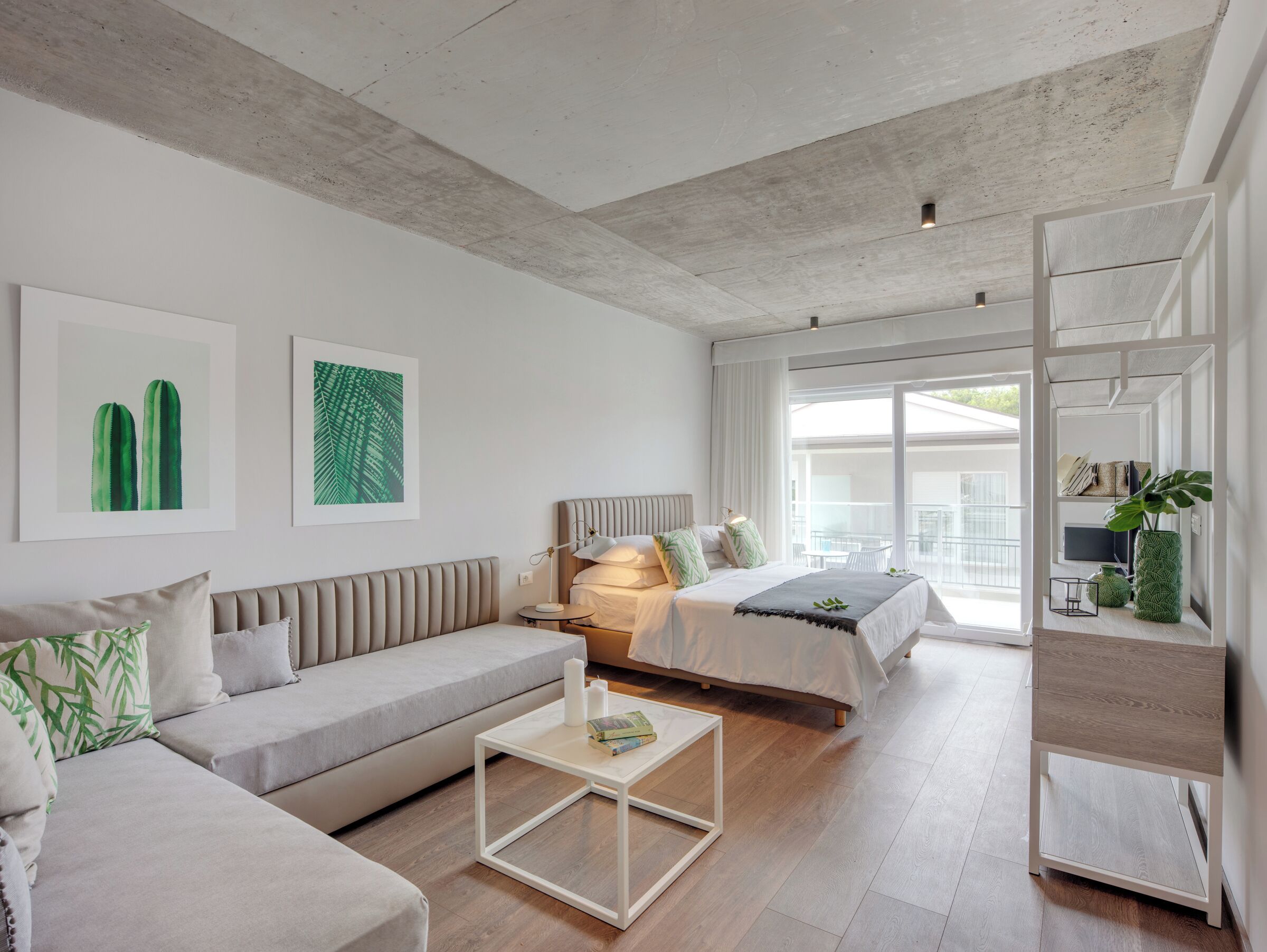 Suite junior, balcón | Caja de seguridad en la habitación, escritorio, cunas y wifi gratis 