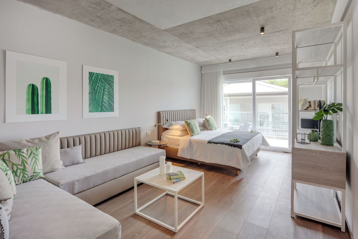 Suite junior, balcón | Caja de seguridad en la habitación, escritorio, cunas y wifi gratis