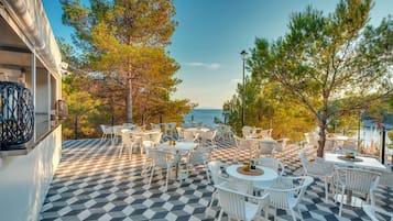 2 bares o lounges, 2 bares junto a la alberca