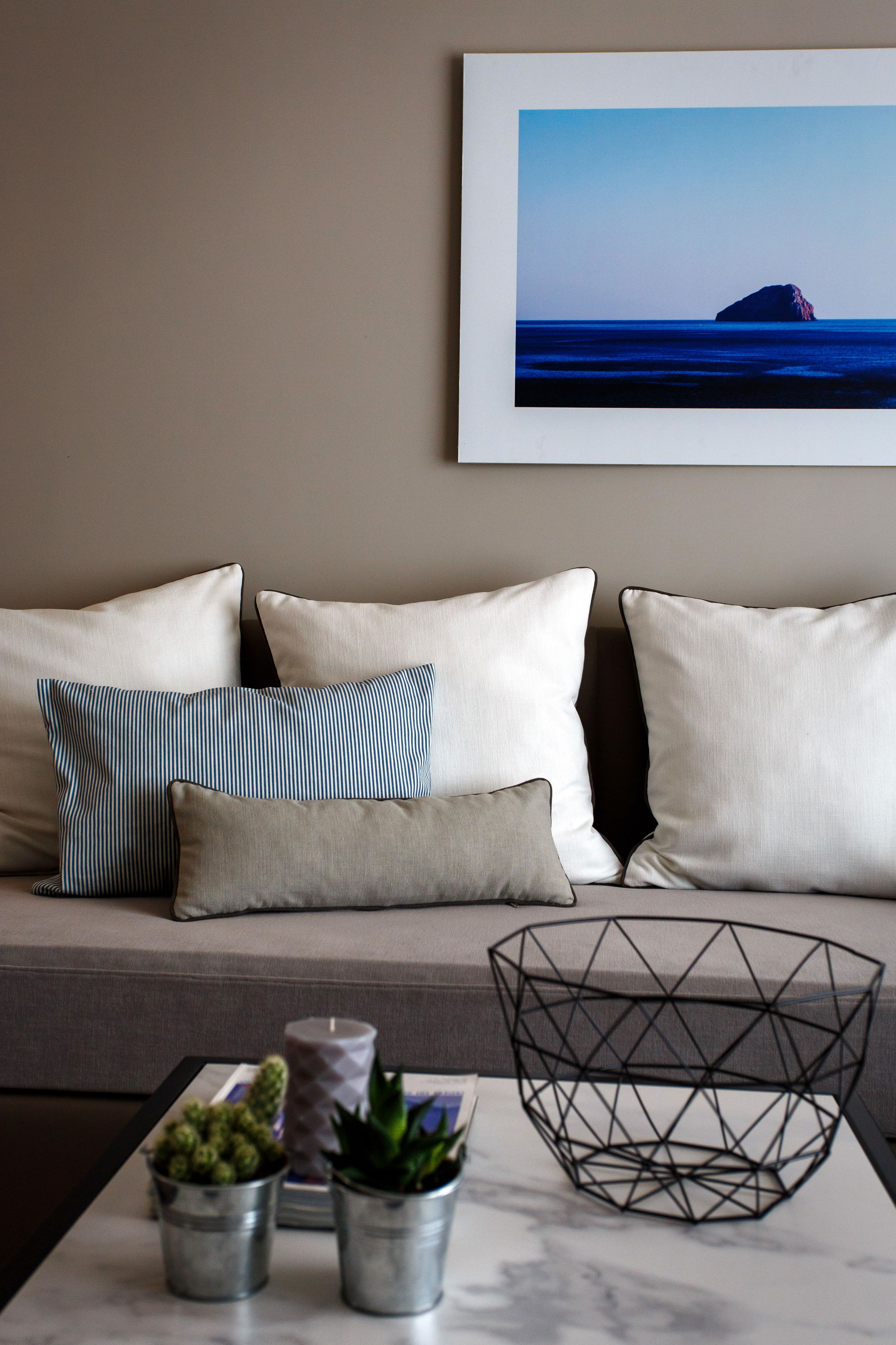 promo junior suite | living area | flat-screen tv