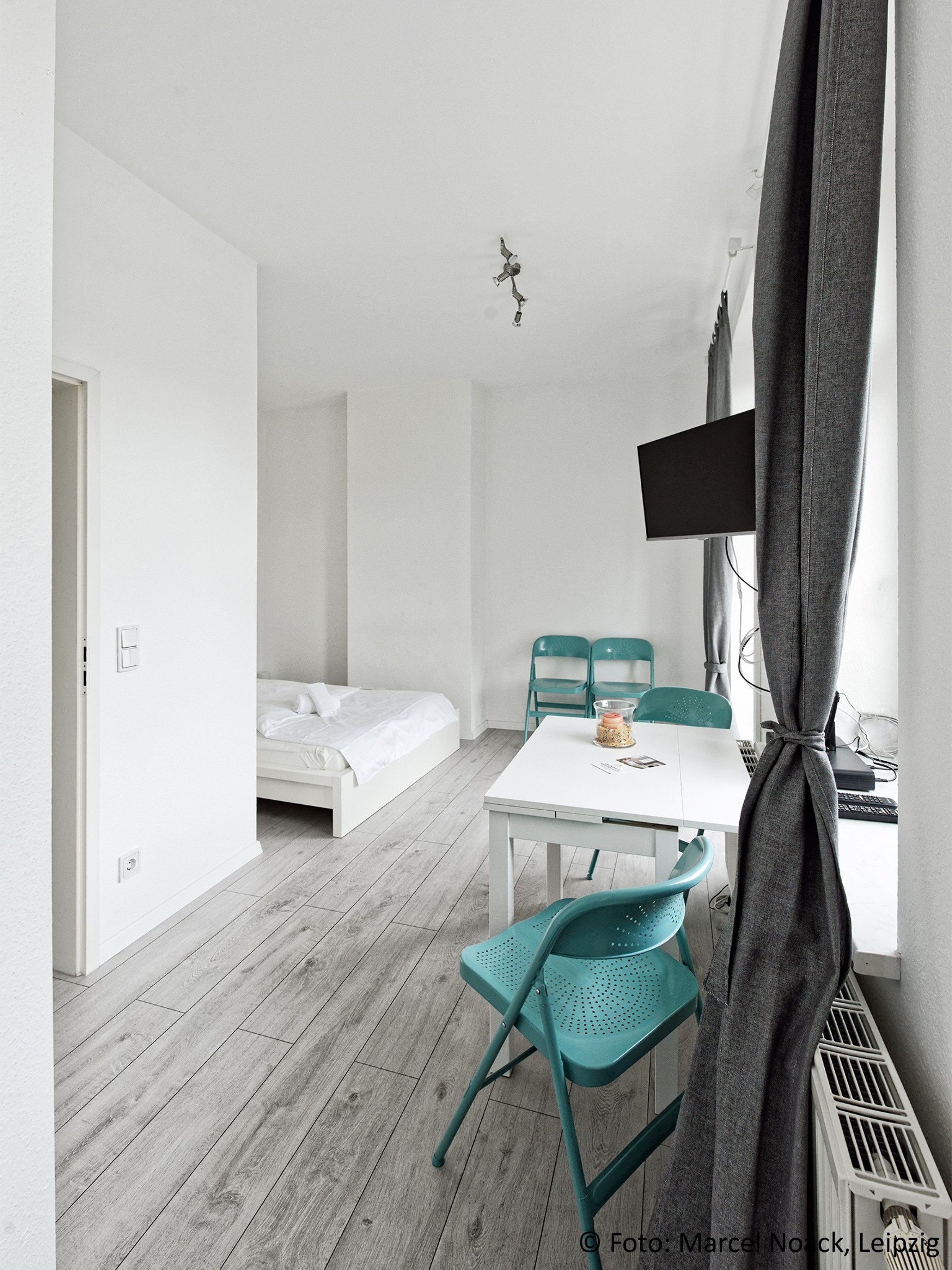 Stúdió | Étkezés a szobában