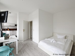 Desk, iron/ironing board, free cribs/infant beds, rollaway beds - City Park Apartment 24 (Leipzig)