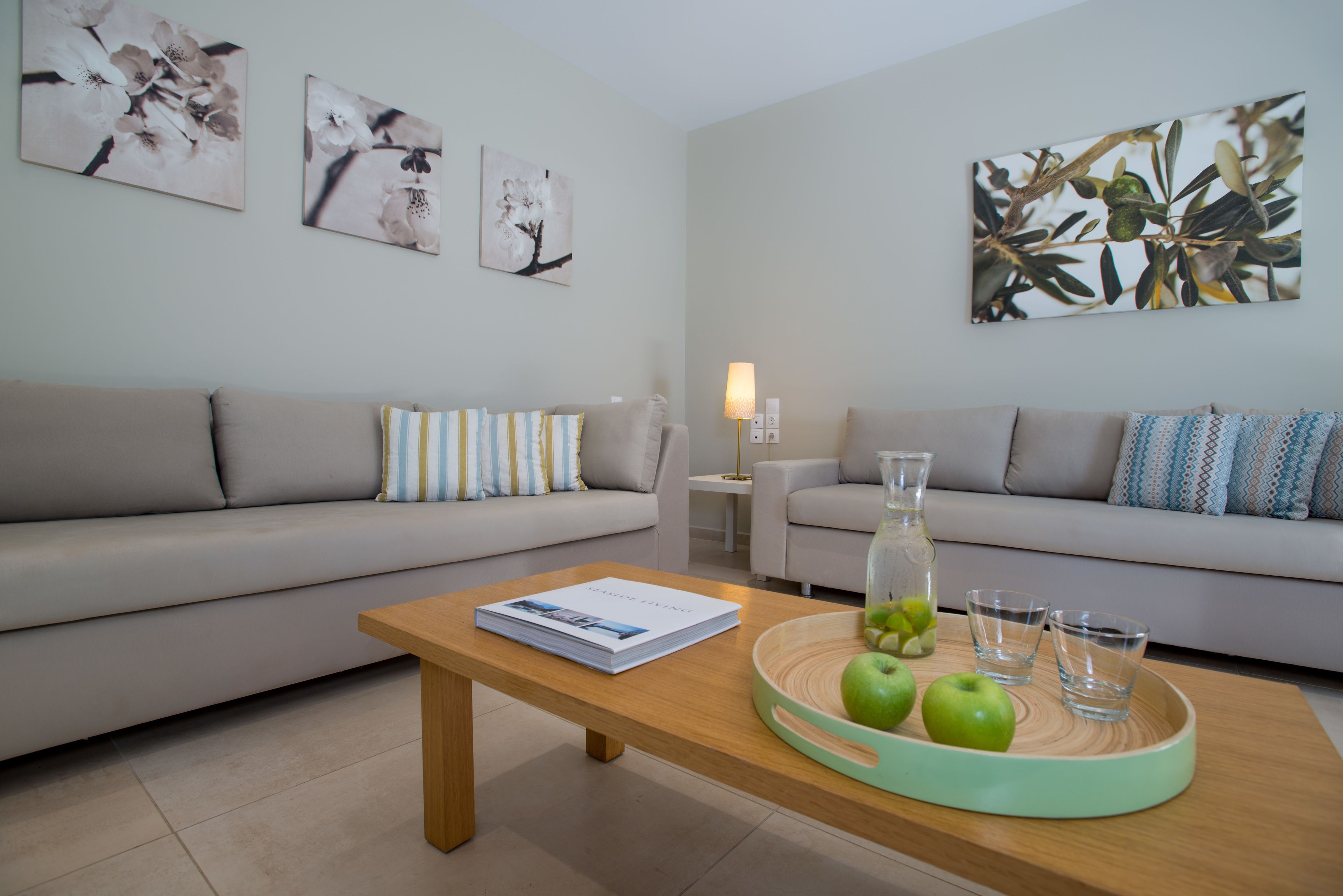 design suite, 2 bedrooms | living area | flat-screen tv