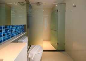 Superior Double Room, Balcony | Bathroom | Shower, free toiletries, hair dryer, towels