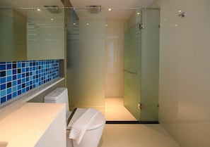 Superior Double Room, Balcony | Bathroom | Shower, free toiletries, hair dryer, towels - Deep Blue Z10 Pattaya (Pattaya)