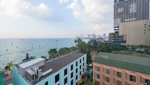 A hotel with a view of the sea and city skyline. - Deep Blue Z10 Pattaya (Pattaya)