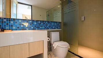 Superior Double Room, Balcony | 浴室 | 淋浴設備、免費梳洗用品、風筒、提供毛巾