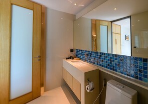 Superior Double Room, Balcony  | バスルーム | シャワー、バスアメニティ (無料)、ヘアドライヤー、タオル