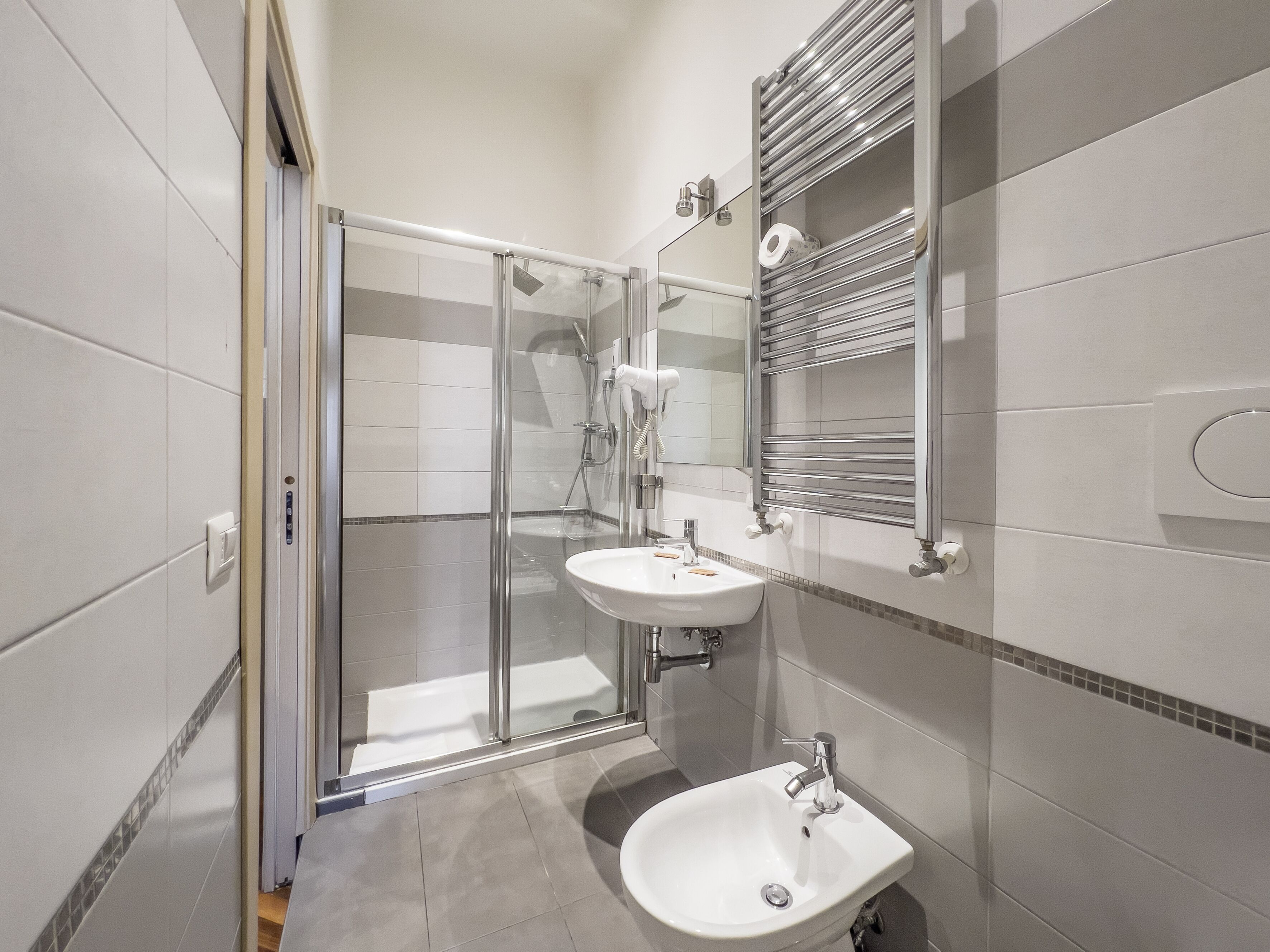 Superior Double Room | Bilik Mandi | Pancuran mandi, kelengkapan dandanan diri percuma, pengering rambut 