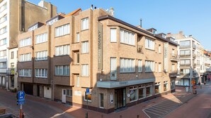 A hotel with a brick facade, multiple windows, and a sign indicating it is Hotel Franky. - Hotel Franky (Blankenberge)