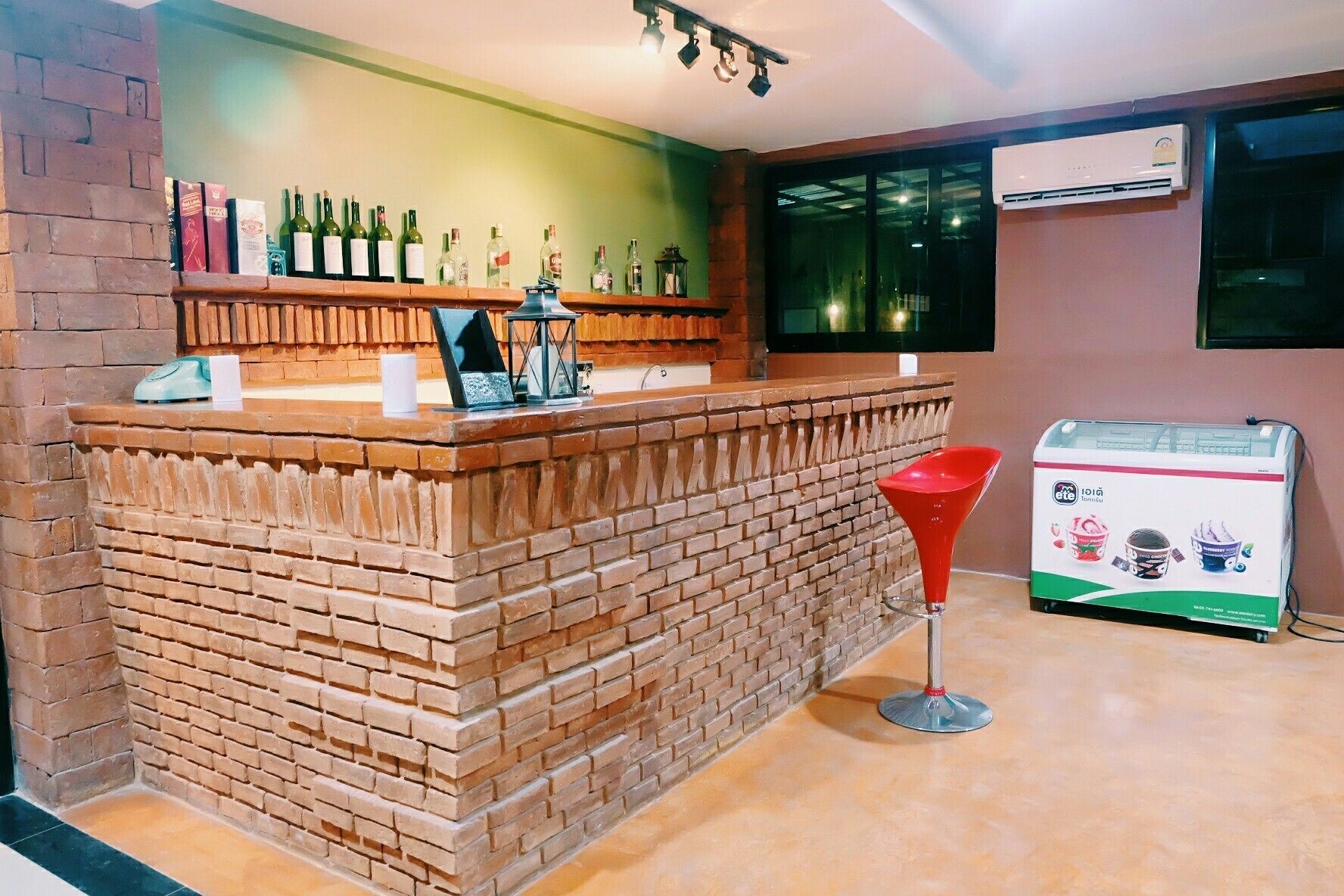 供應早餐、午餐、晚餐和早午餐