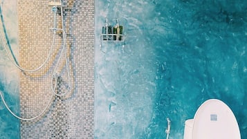 Superior Room | Bathroom | Shower, free toiletries, towels