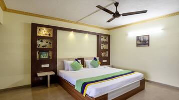 Quarto superior | Cofres nos quartos, escrivaninha, ferros/tábuas de passar roupa