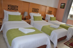 Desk, blackout drapes, soundproofing, free rollaway beds - Hôtel Miramar (Tangier)