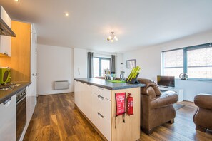 Deluxe Apartment | Private kitchenette | Fridge, microwave, espresso maker, cookware/dishes/utensils