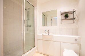 Deluxe Apartment | Bathroom | Shower, free toiletries, towels