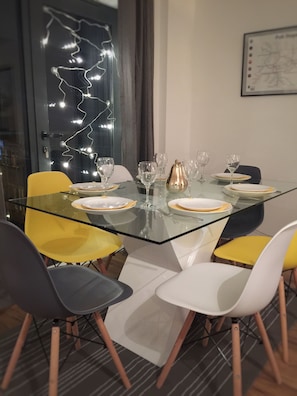 Deluxe Apartment | In-room dining