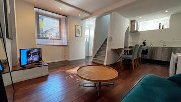 Appartement, salle de bains attenante, vue jardin (Loire et Coteaux) | Bar lounge