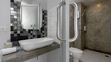Double Room | Badezimmer | Dusche, Bidet, Handtücher