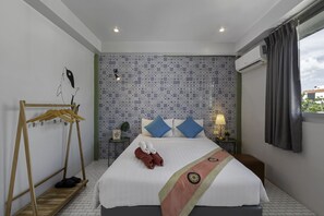 Double Room | Hypo-allergenic bedding, blackout drapes, free WiFi, bed sheets - Hip Hostel (Patong)
