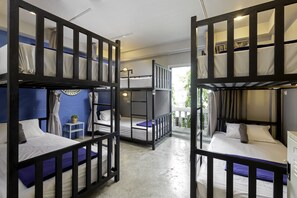 6 Bed Mixed Dorm | Ropa de cama hipoalergénica, cortinas blackout y wifi gratis 