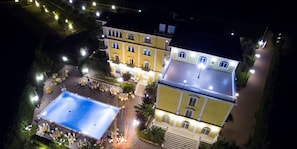 Ein großes Gebäude mit Schwimmbad und Außenbereich.