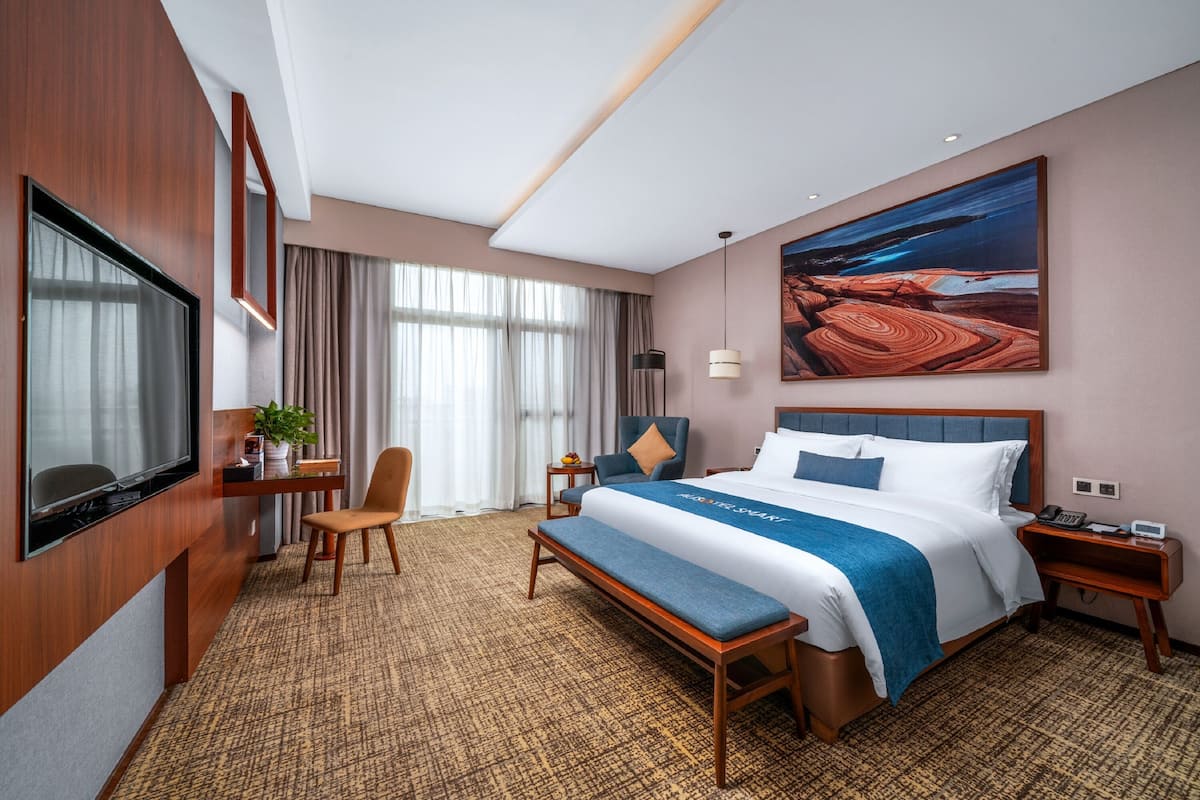 Luxe beddengoed, donzen dekbedden, een bureau, verduisterende gordijnen