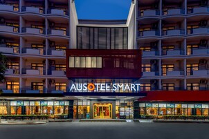 住宿正面 - 傍晚/夜晚