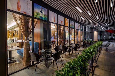 Breakfast, lunch and dinner served . Ausotel Select Baiyun International Airport Terminal 2