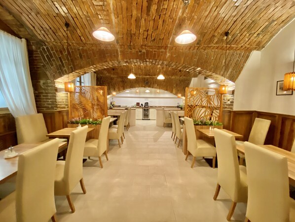 每日供应自助式早餐(每人 EUR 15)