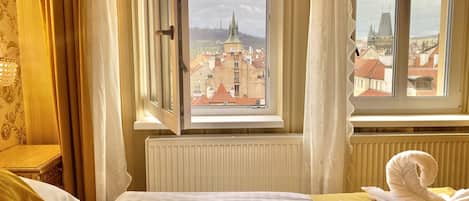 Royal studio suite, 1 slaapkamer, uitzicht op stad | 1 slaapkamer, een kluis op de kamer, een bureau, geluiddichte muren