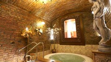Exclusive Studio, 1 Bedroom, Sauna | Private spa tub