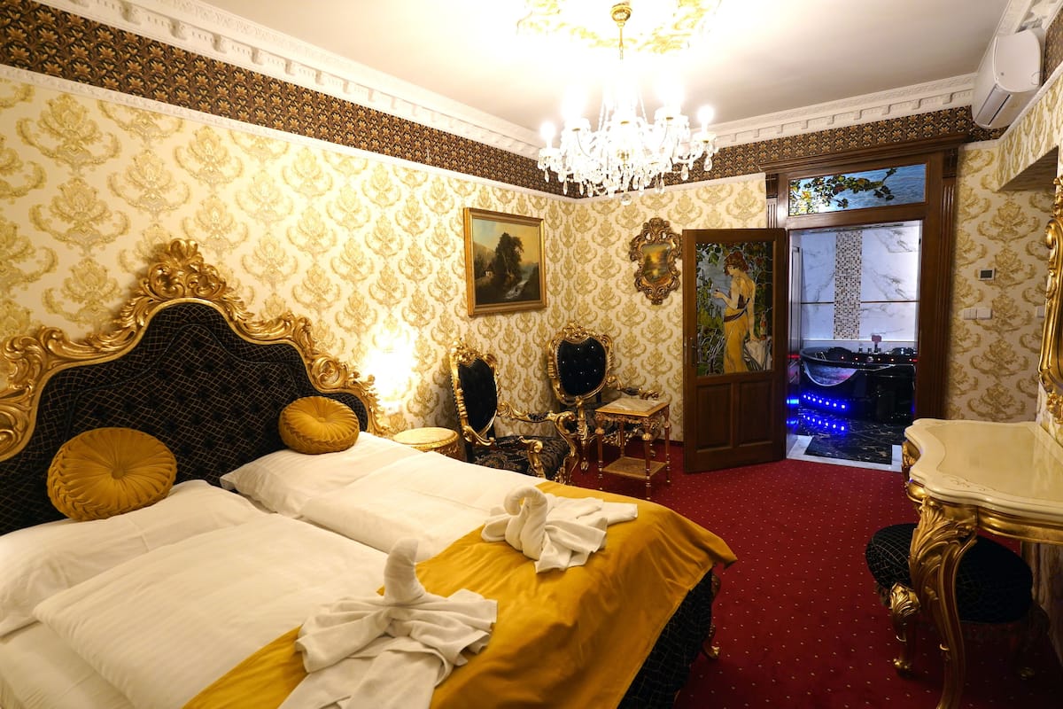 Exclusieve tweepersoonskamer, 1 slaapkamer, bubbelbad | Een kluis op de kamer, geluiddichte muren, gratis wifi, beddengoed