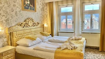 Royal studio suite, 1 slaapkamer, uitzicht op de stad | Een kluis op de kamer, een bureau, geluiddichte muren, gratis wifi