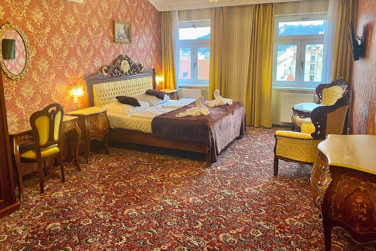 Royal driepersoonskamer, 1 slaapkamer, uitzicht op de stad | Een kluis op de kamer, geluiddichte muren, gratis wifi, beddengoed