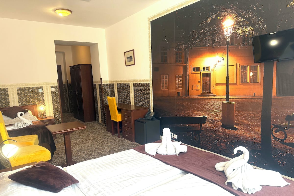 Klassieke driepersoonskamer, 1 slaapkamer | Een kluis op de kamer, geluiddichte muren, gratis wifi, beddengoed