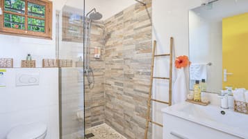 Comfort Studio, 1 Bedroom, Accessible, Sea View | Bathroom | Shower, hydromassage showerhead, free toiletries, hair dryer