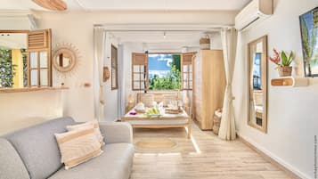 Deluxe Studio, 1 Bedroom, Kitchen, Sea View | Egyptian cotton sheets, premium bedding, memory-foam beds, minibar