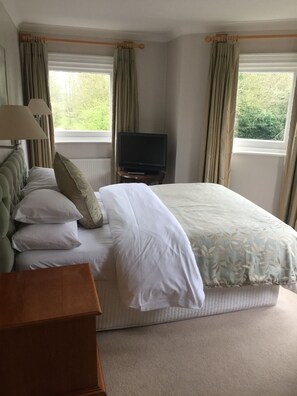 Desk, iron/ironing board, free WiFi - The Pines Hotel (Slough)
