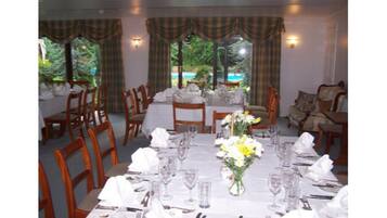 Breakfast and dinner served, British cuisine