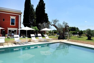 Una piscina al aire libre de temporada